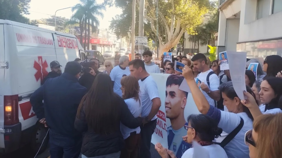 Marcha frente a la Clínica Espora. Foto: Agencia NA