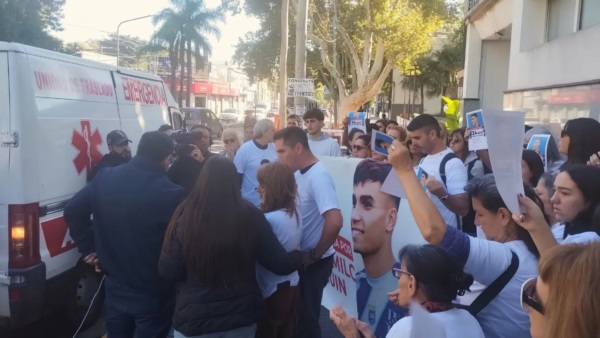 Marcha frente a la Clínica Espora. Foto: Agencia NA