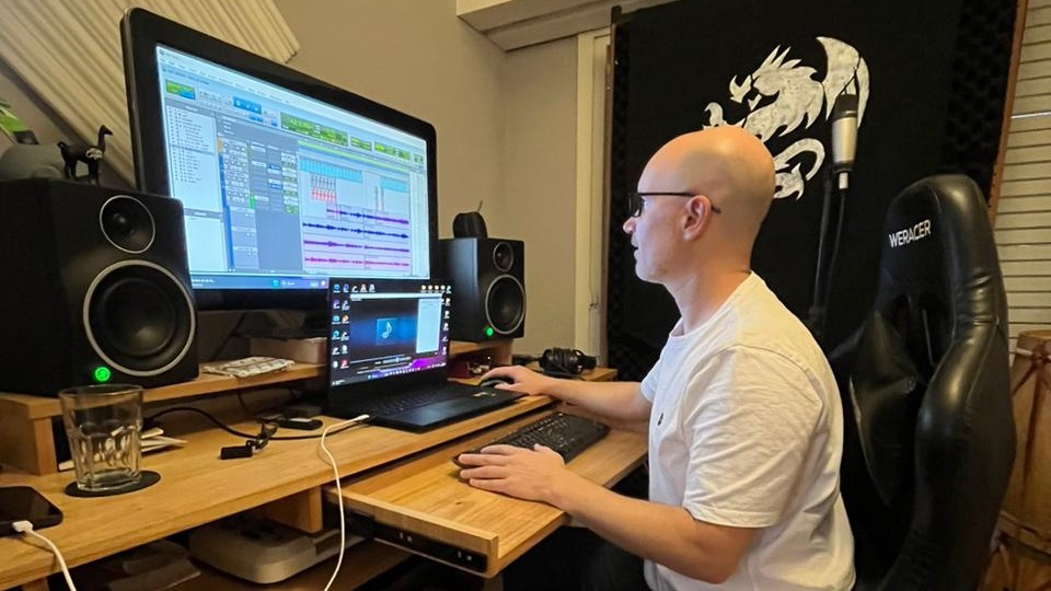 Denis Davies trabaja en la producción artística del nuevo disco de Sergio Llancamán.