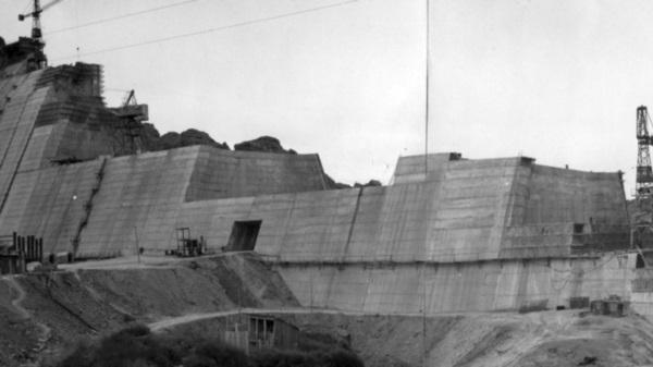 Construcción de la represa. (Foto Antiguas del Chubut).