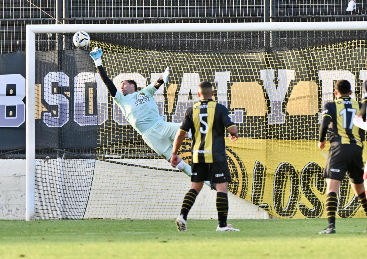 Ciccoloni marcó de tiro libre el descuento cuando el partido se moría. (Fotos: Daniel Feldman/Jornada Medios).