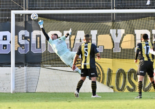 Ciccoloni marcó de tiro libre el descuento cuando el partido se moría. (Fotos: Daniel Feldman/Jornada Medios).