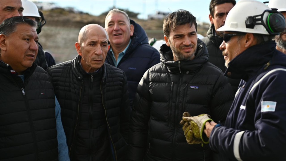 Torres conversando con operarios de El Trébol.