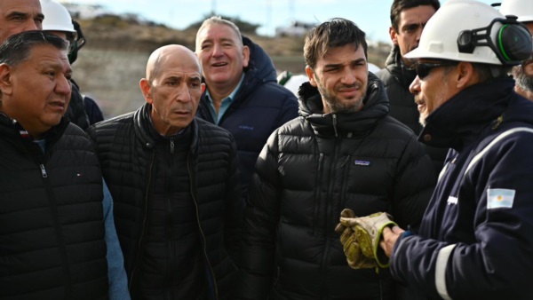Torres conversando con operarios de El Trébol.