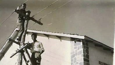 Arriba de un poste, en la esquina de Moreno y Vacchina junto a Ismael.