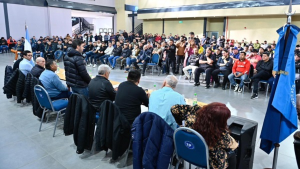 El gobernador en la Asamblea Petrolera.