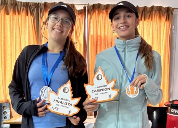 Agustina Viglione (derecha) y Sofía Schweimer, campeona y subcampeona del singles Sub 14.