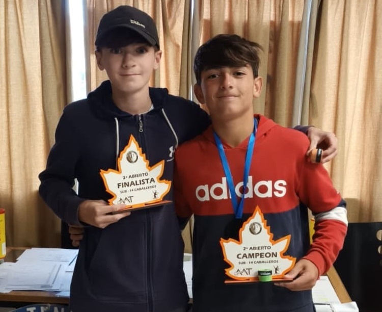 Emilio Nogueiray  Lucio Vulcano, finalistas del singles masculino Sub 14.