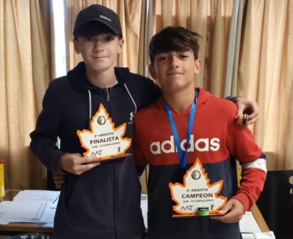 Emilio Nogueiray  Lucio Vulcano, finalistas del singles masculino Sub 14.