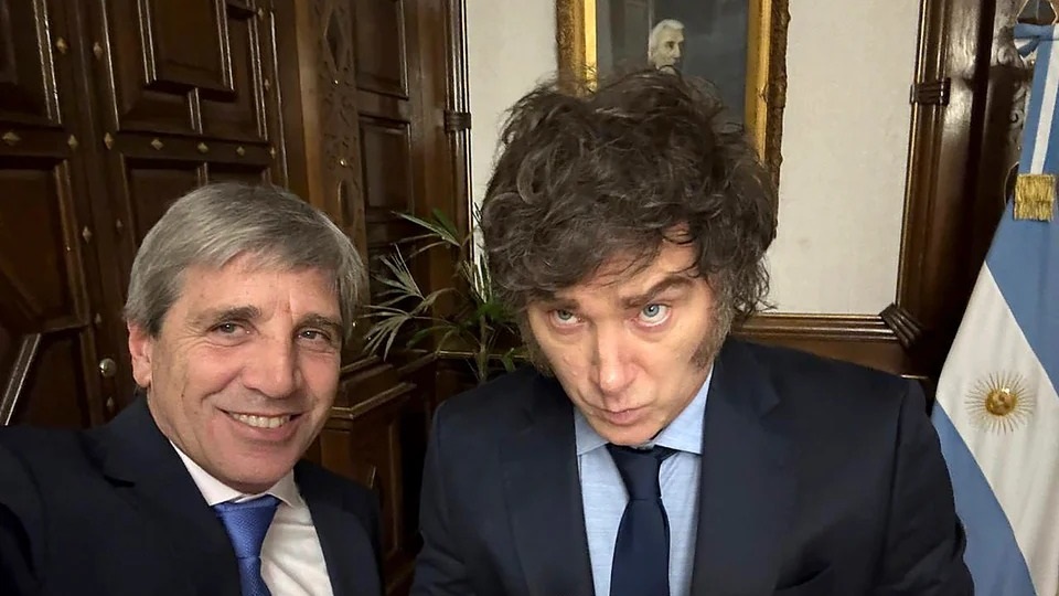 Todo un símbolo: "Toto" y Milei le dan la espalda al General don José de San Martín.
