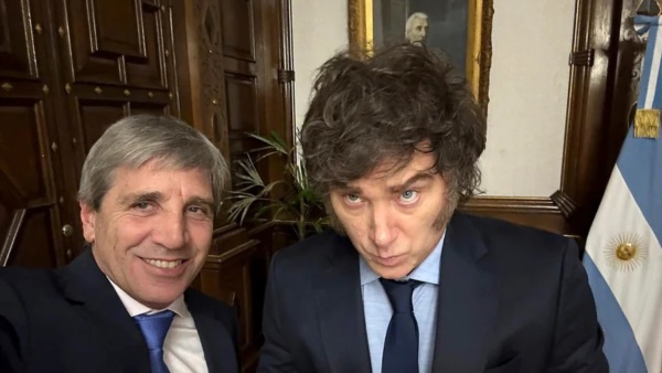 Todo un símbolo: "Toto" y Milei le dan la espalda al General don José de San Martín.