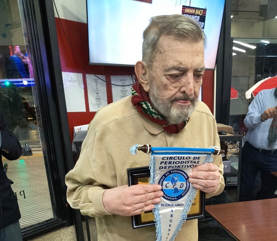 Lo nombraron Maestro del Periodismo Deportivo, en los 84 años del CPD.