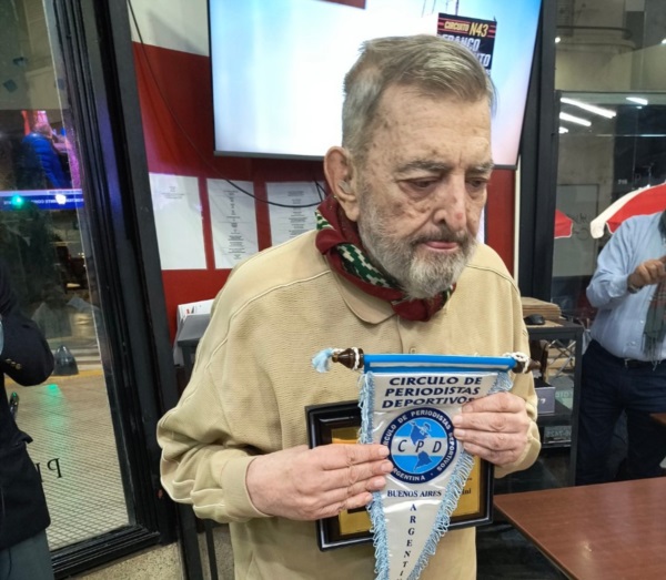 Lo nombraron Maestro del Periodismo Deportivo, en los 84 años del CPD.