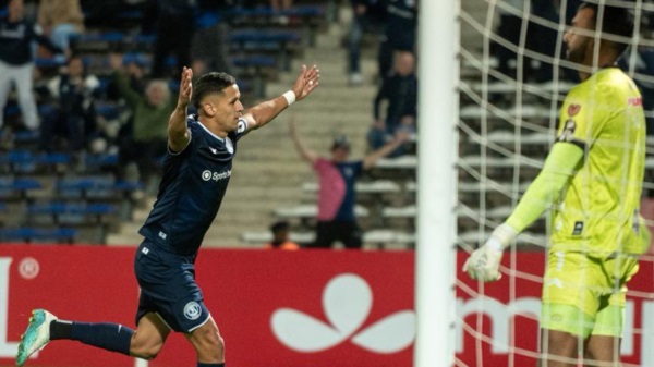El delantero Alex Arce anotó un hattrick en la victoria 4-1 de la Lepra mendocina.