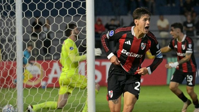 Con un cabezazo goleador en la última, Martínez Quarta le dio la victoria a River sobre Bragantino en Brasil.
