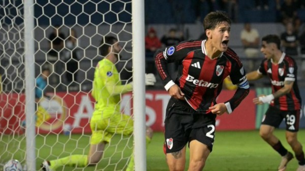 Con un cabezazo goleador en la última, Martínez Quarta le dio la victoria a River sobre Bragantino en Brasil.