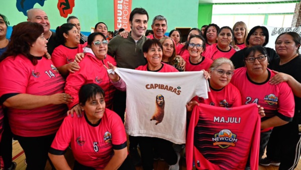 El gobernador con una de las delegaciones.