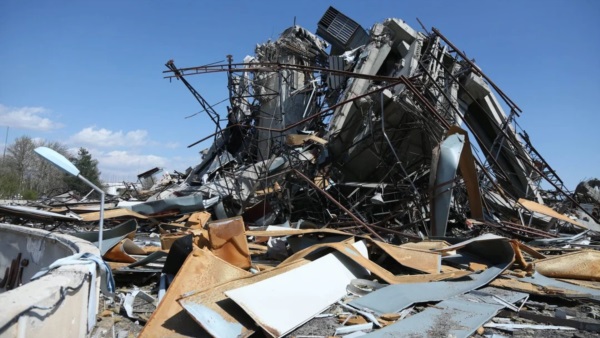 Vista de un estadio deportivo destruido dentro del Complejo Deportivo Azadi, en Teherán, Irán. Foto Agencia NA.
