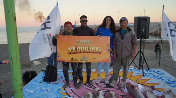 Claudia Loyola junto a uno de los integrantes del podio.