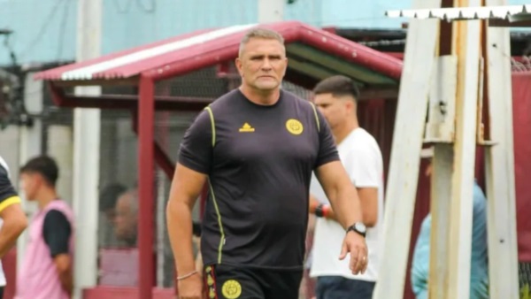  "Cacho" Sialle dejó de ser el entrenador del Canario.