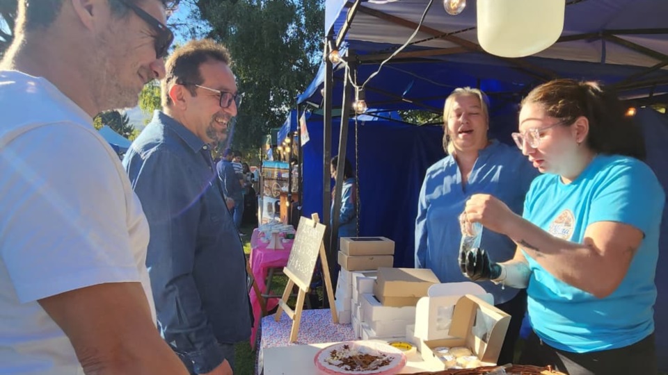 Iván Fernández recorriendo los stands.