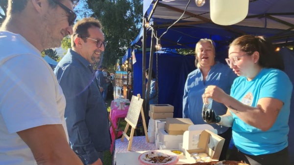 Iván Fernández recorriendo los stands.