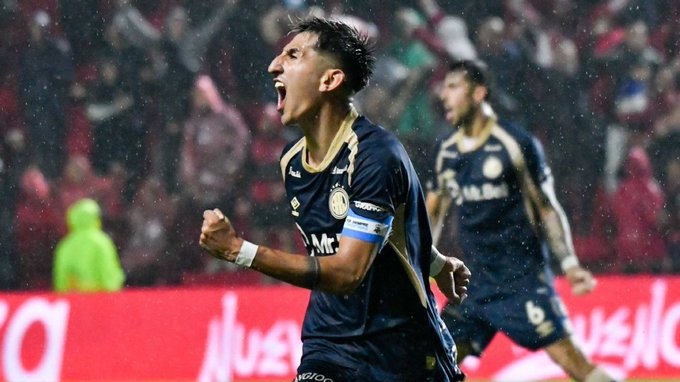 La lluvia llegó con goles a La Paternal. Alan Lescano puso el 3-2 para asegurar la victoria de Argentinos.