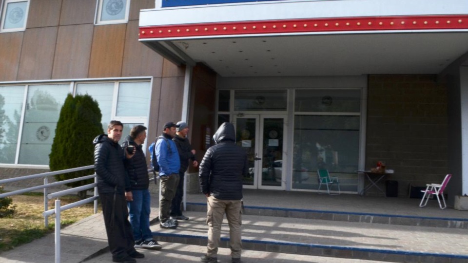 Los empleados apostados en el Casino.