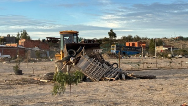 Máquinas viales limpiando el terreno de las estructuras edilicias precarias.