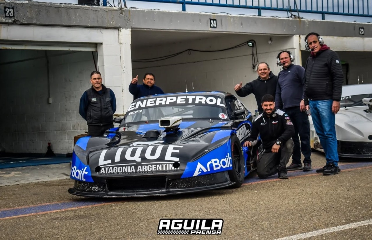 El Chevrolet de Emiliano López y parte de su equipo campeón del TC Patagónico.