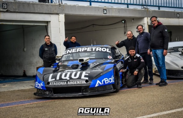 El Chevrolet de Emiliano López y parte de su equipo campeón del TC Patagónico.