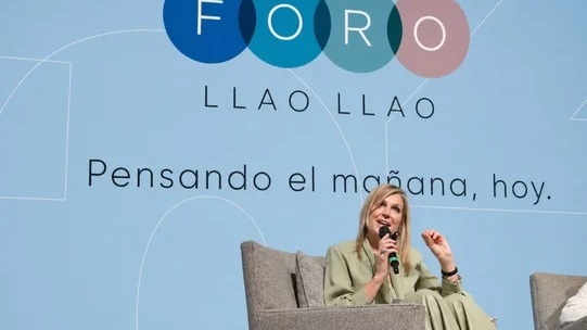 Monarquía o democracia. De visita en la ciudad que la vió nacer la plebeya devenida en monarca demostró mayor sensibilidad social que sus anfitriones.