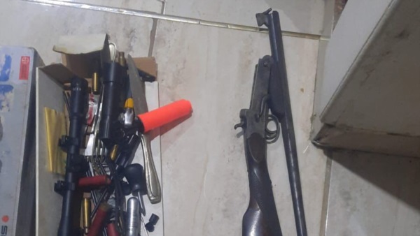 Armas de fuego y municiones halladas.
