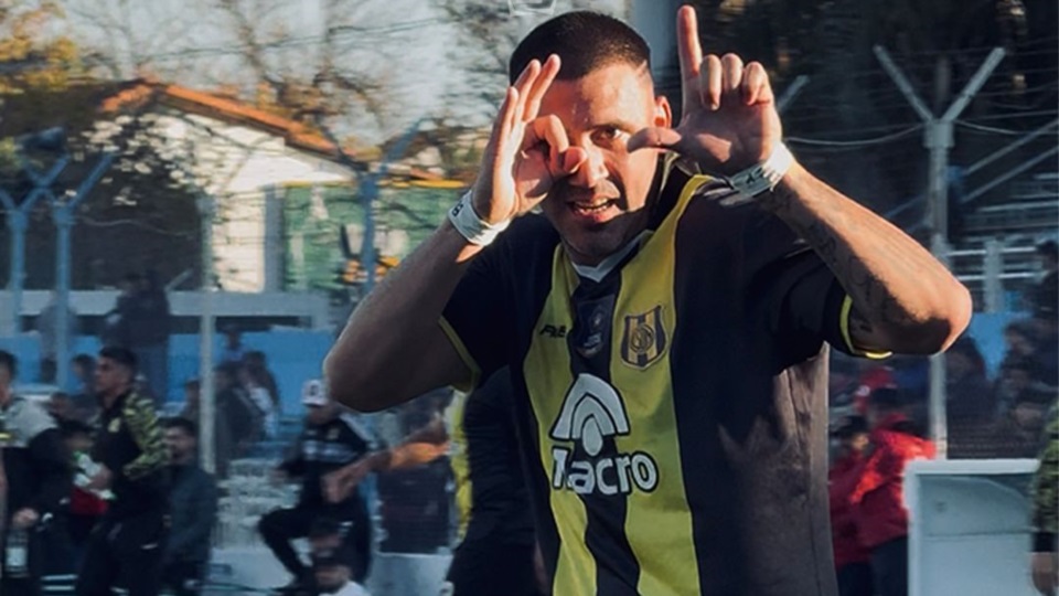 Luis Silba festeja el 2-1 de Madryn. Foto: Prensa Central Norte.