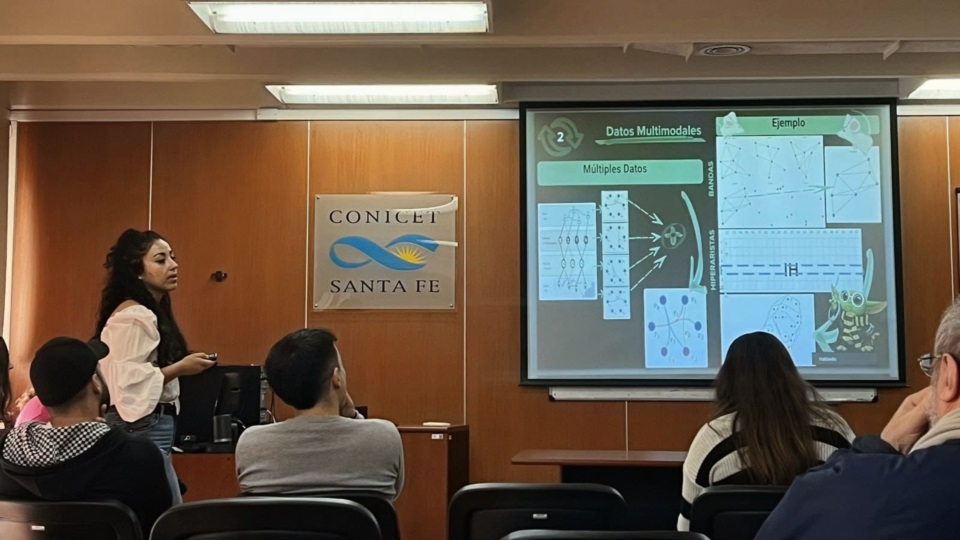 Dalma defendiendo su tesis doctoral en Ingeniería.