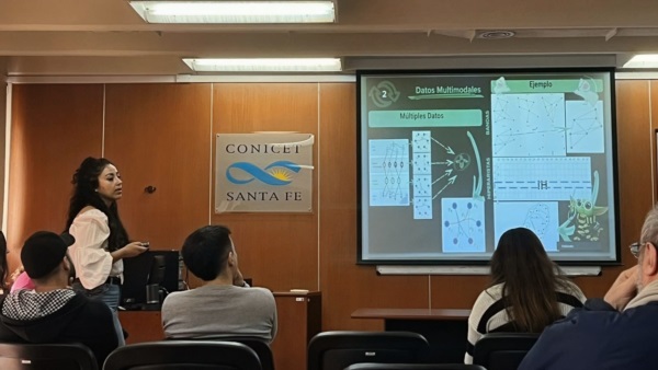 Dalma defendiendo su tesis doctoral en Ingeniería.
