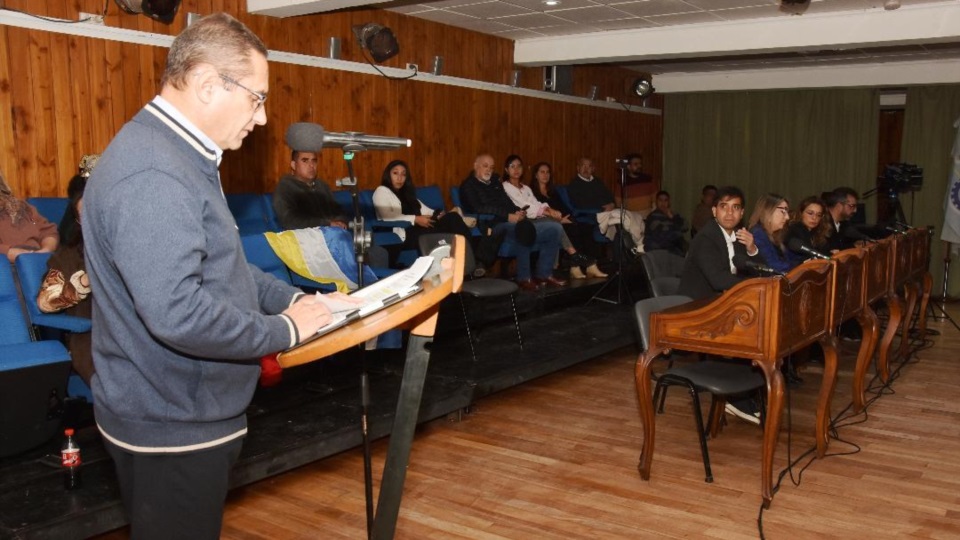 Sergio Sepiurka exponiendo el proyecto para derogar la ordenanza 189/08.