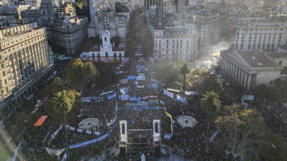 La histórica plaza de Mayo y la Marcha Universitaria.