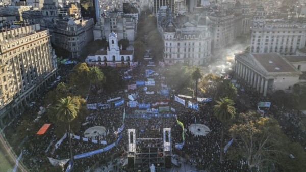 La histórica plaza de Mayo y la Marcha Universitaria.