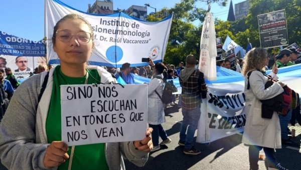 Estudiantes y docentes en la movilización.