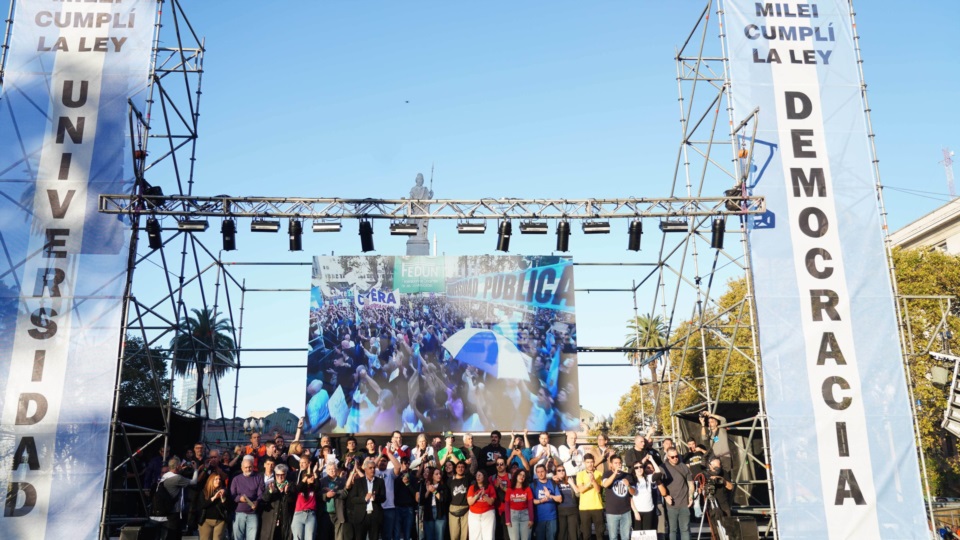 El palco principal y un reclamo por el presupuesto.
