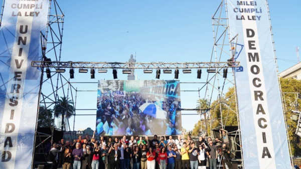 El palco principal y un reclamo por el presupuesto.