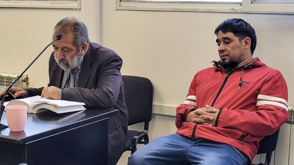 Ralinqueo junto a su abogado defensor en la audiencia donde fue condenado en primera instancia.