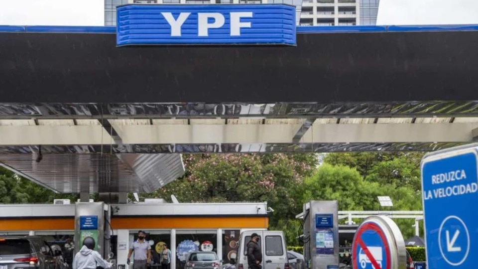 YPF confirmó el aumento del 1% en el precio de los combustibles. Foto: Agencia NA / Archivo
