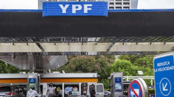 YPF confirmó el aumento del 1% en el precio de los combustibles. Foto: Agencia NA / Archivo