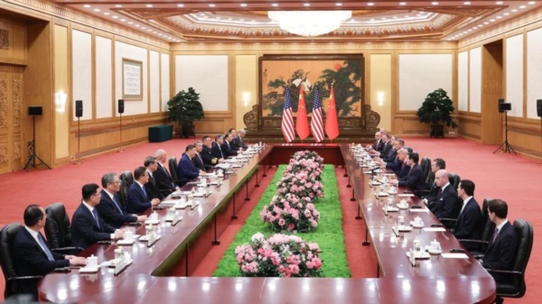 Las delegaciones de China y Estados Unidos, durante el encuentro bilateral. Foto. Agencia NA (Xinhua).