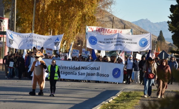La Marcha Federal llegó a las calles de Esquel.