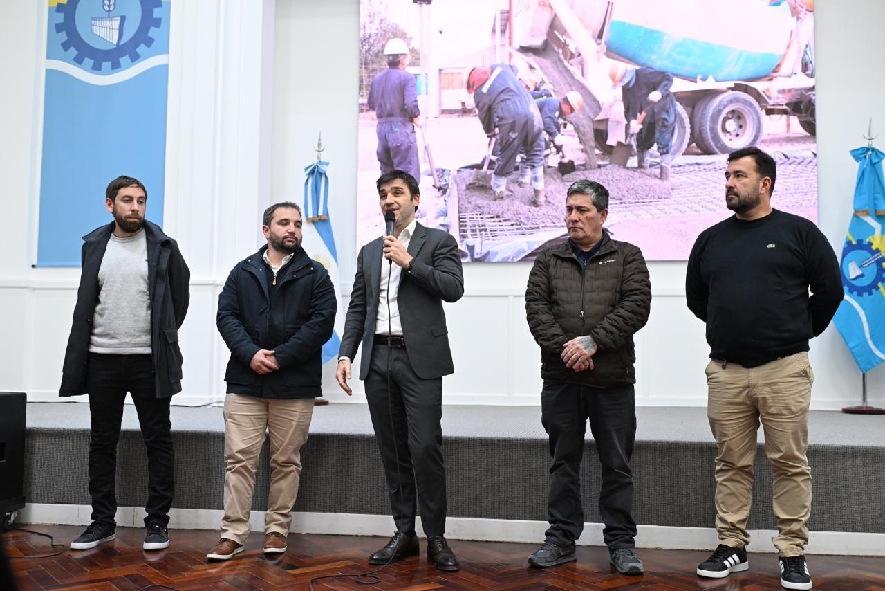 Torres con dirigentes de la UOCRA, anunciando beneficios fiscales para empresas de la construcción.