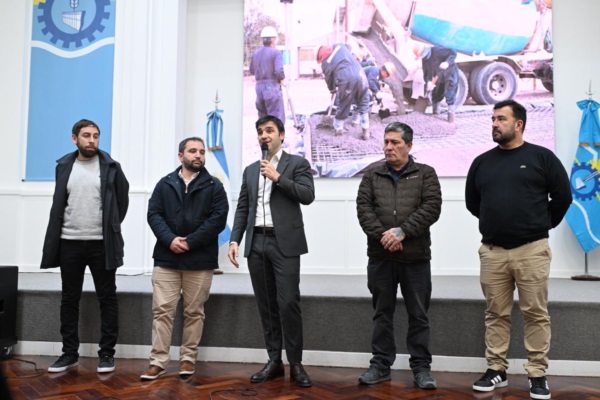 Torres con dirigentes de la UOCRA, anunciando beneficios fiscales para empresas de la construcción.