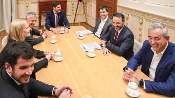 Torres a la mesa con Mpullaro, Cornejo y Valdés. 